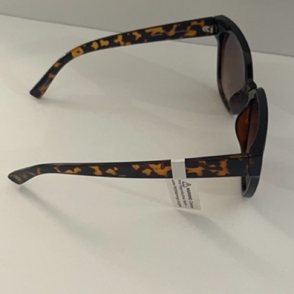 Isaac Mizrahi Live Women's Sunglasses - Picture 4 of 5